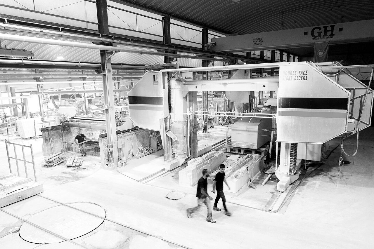 Block saws in a stone processing plant